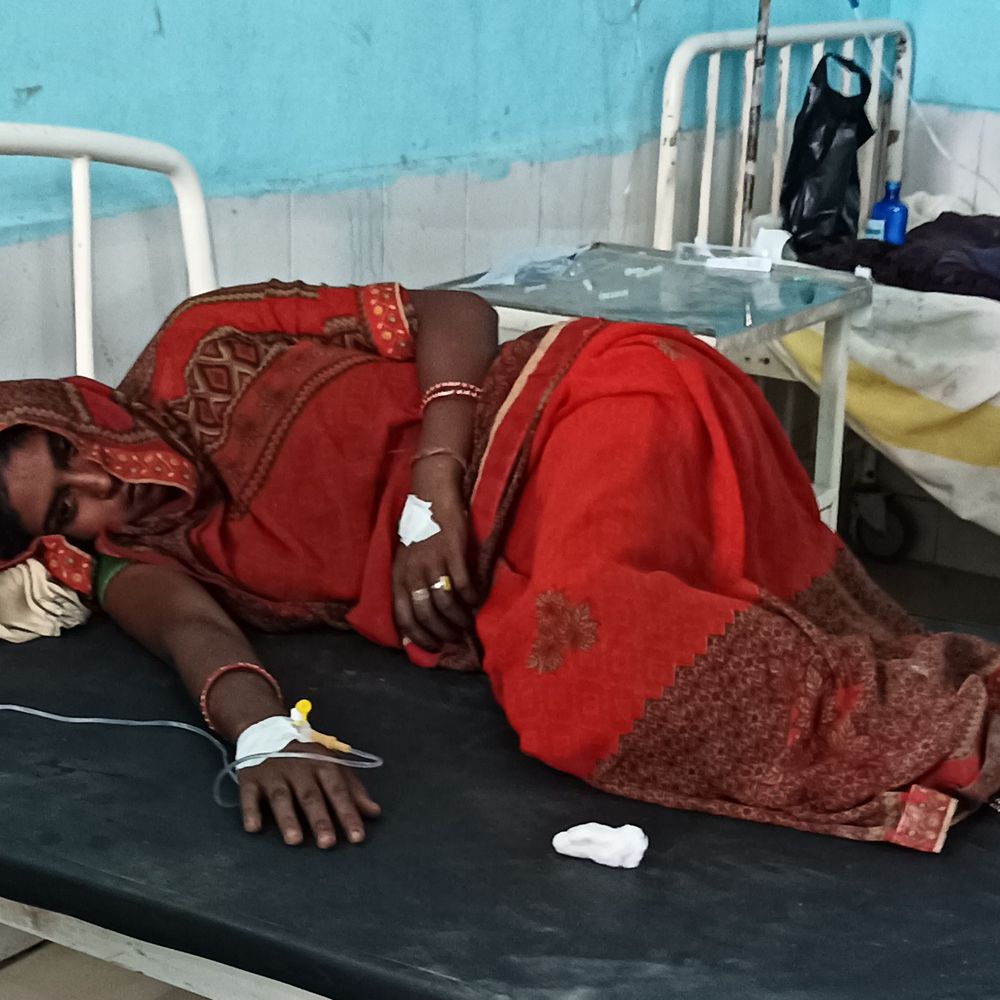 बेलदौर में महिला को सांप ने काटा:खेत में धान की कटाई के दौरान हुआ हादसा, प्राथमिक स्वास्थ्य केंद्र में इलाज जारी