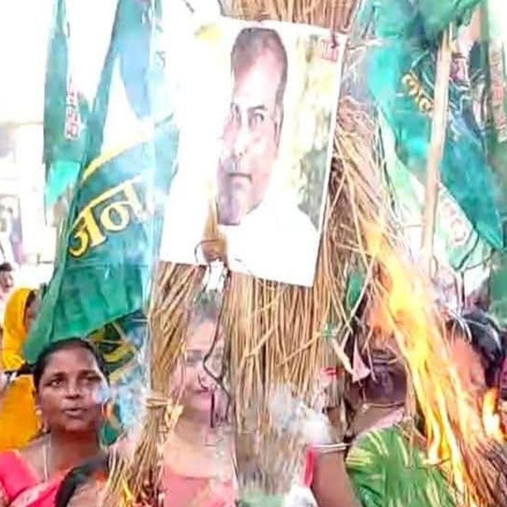 नवादा में RJD कार्यकर्ताओं का विरोध प्रदर्शन:राजद विधायक के पति राजवल्लभ यादव का पुतला फूंका, तेजस्वी की पत्नी पर की थी अभ्रद्र टिप्पणी