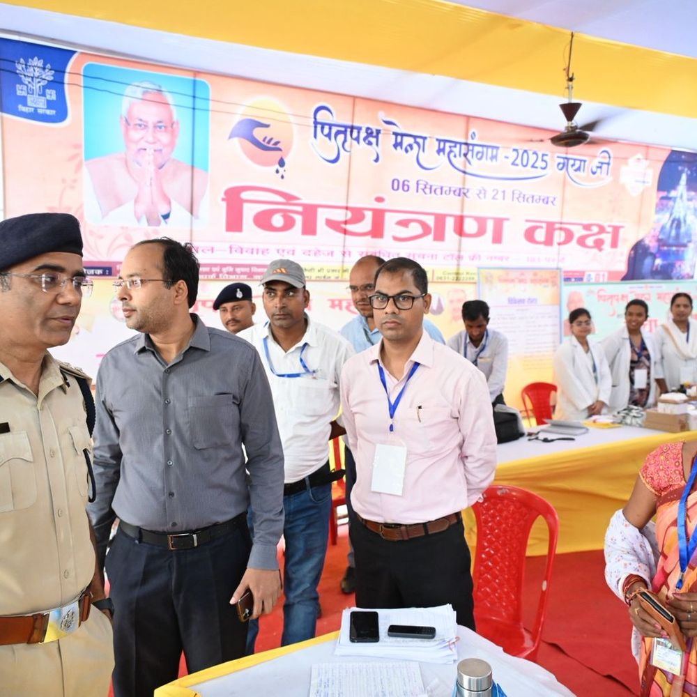 पितृ पक्ष मेले की व्यवस्थाओं का डीएम-एसएसपी ने किया निरीक्षण:कतारबद्ध मंदिर में प्रवेश की अपील, सफाई-ब्लीचिंग पाउडर छिड़काव के निर्देश