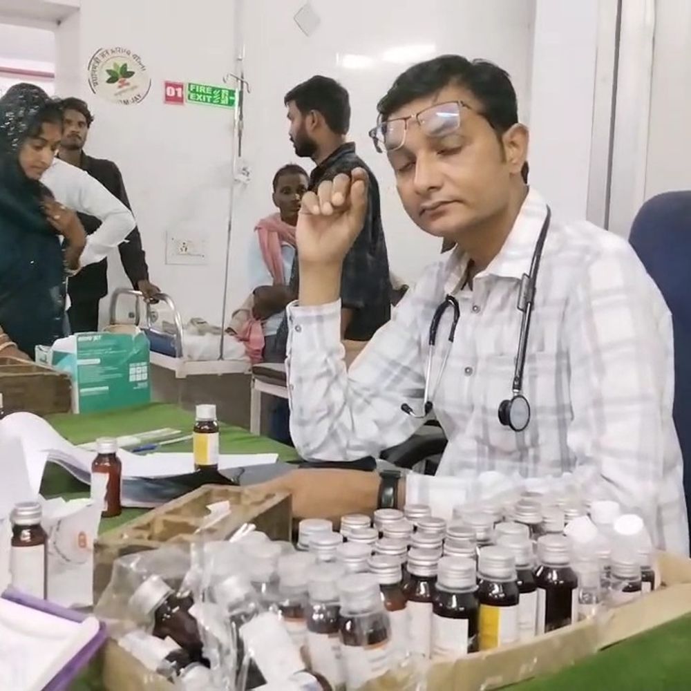 ट्रेन में पॉपकॉर्न खाते समय बच्चे की हालत बिगड़ी:4 साल के बच्चे के गले में फंसा टुकड़ा, छतरपुर रेफर