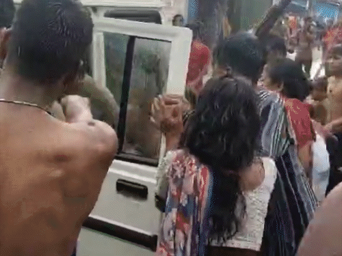 किशनगंज में पुलिस टीम पर हमला; आरोपी को छुड़ाया:चोरी के मामले में छापेमारी करने पहुंची थी टीम, महिला कांस्टेबल से भी बदसलूकी