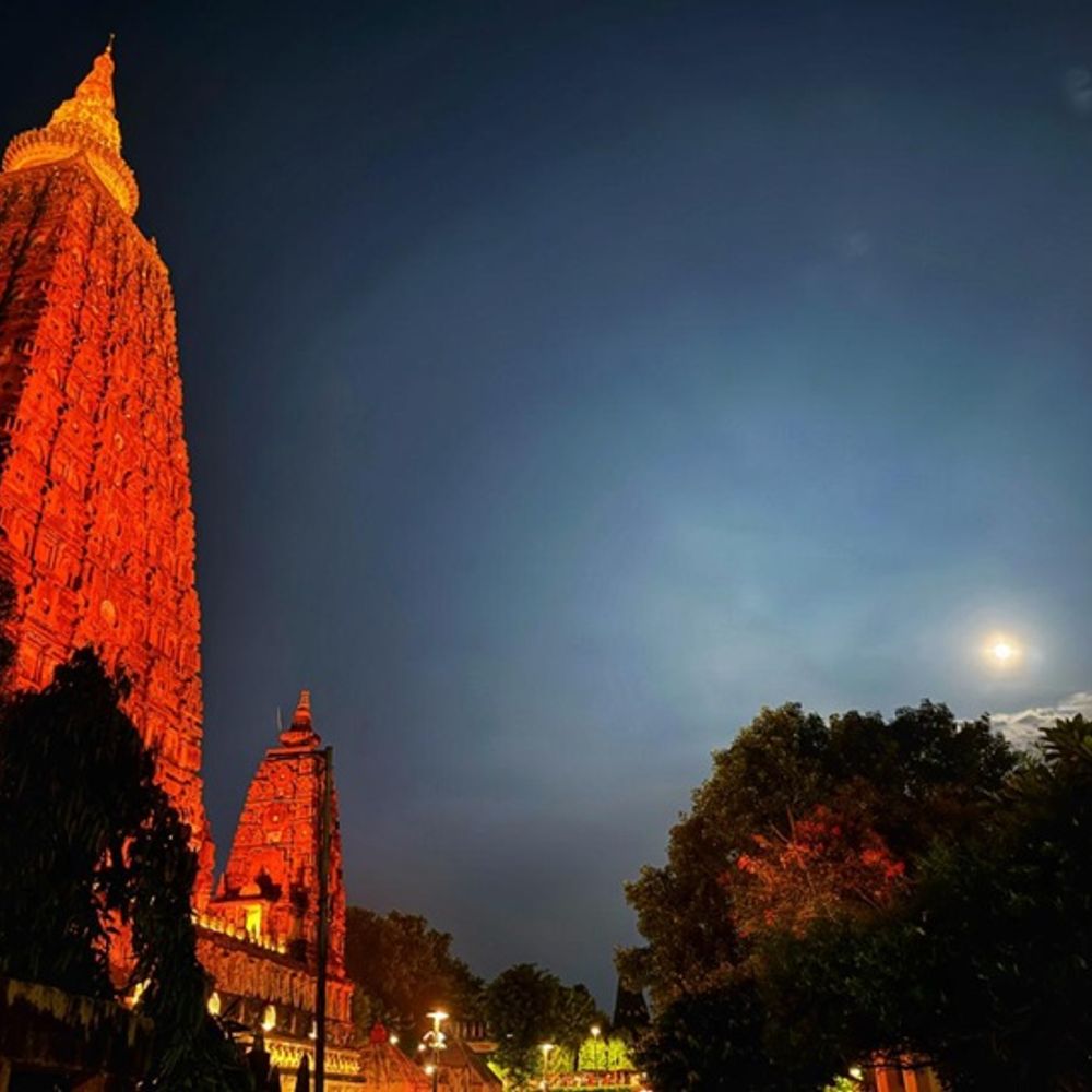 भिक्षुओं ने दान और सेवा की भावना का दिया संदेश:गयाजी में मधु पूर्णिमा पर संघदान, बौद्ध अनुयायी और विदेशी भी हुए शामिल