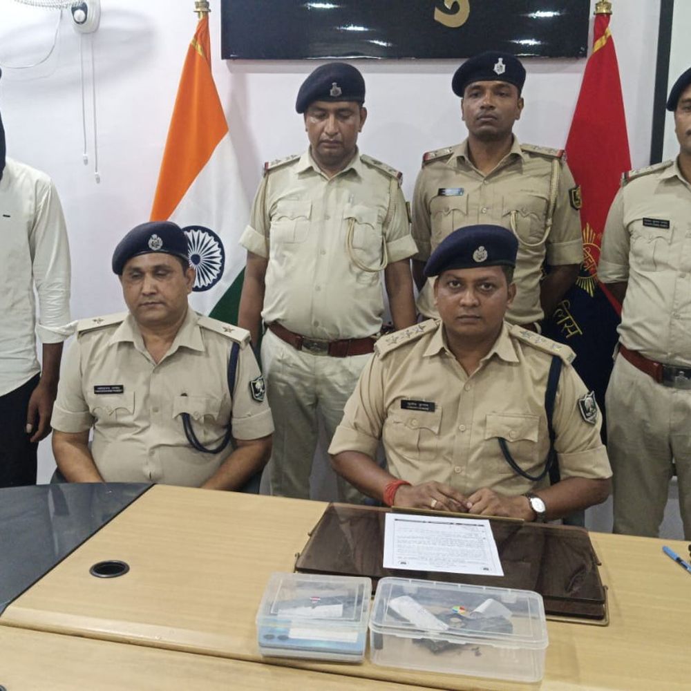 ऑनलाइन धोखाधड़ी करने वाले दो बदमाश गिरफ्तार:वैशाली में सामान बेचने का झांसा देकर करते थे लूटपाट; पिस्टल और लूटा मोबाइल बरामद