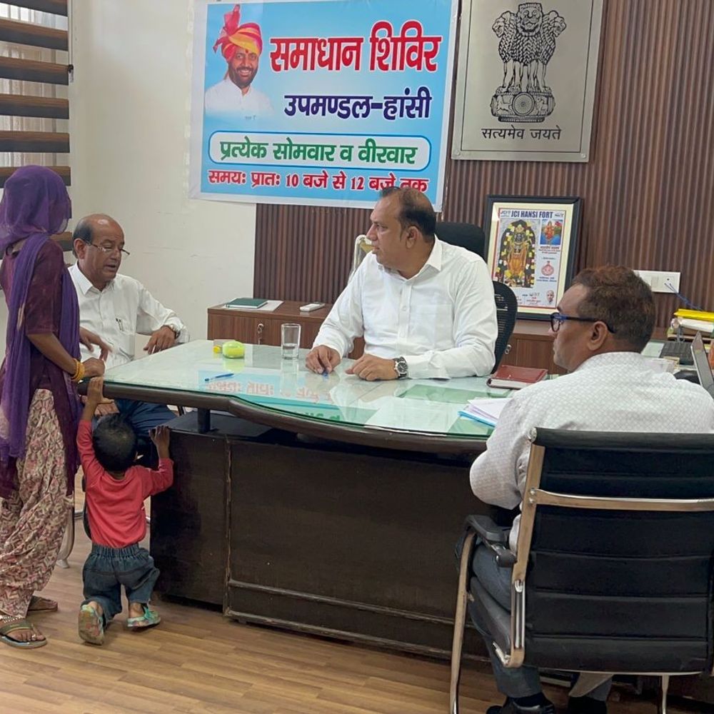 हांसी में जमीन के ऑनलाइन रिकॉर्ड गड़बड़:  समाधान शिविर में पहुंची महिला, आधार अपडेट और राशन कार्ड की शिकायतें सुलझीं – Hansi News