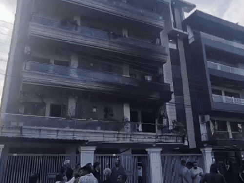 फरीदाबाद में AC फटा, दंपती-बेटी की मौत:बेटा खिड़की से कूदा, हाथ-पैर टूटे; आग का धुआं घर में घुसने से दम घुटा