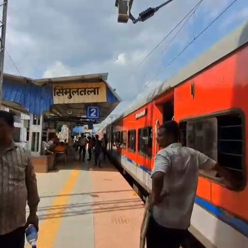 जसीडीह-झाझा रेलखंड पर पटरी में आई खराबी:नारगंजो स्टेशन के पास दो घंटे तक रुकी रही दुरंतो समेत कई एक्सप्रेस ट्रेनें