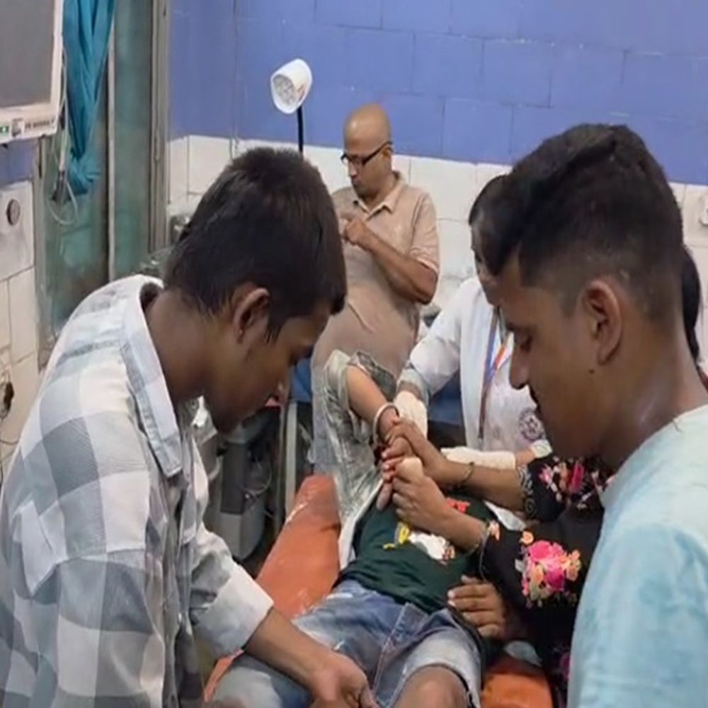 औरंगाबाद में बोलेरो ने बाइक सवार को रौंदा:दो दोस्त हुए घायल, कॉलेज के लिए घर से निकले थे; पुलिस ने भेजा अस्पताल