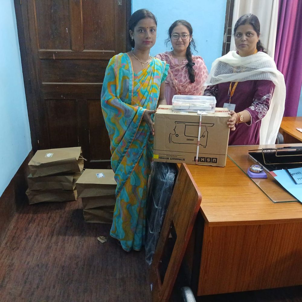 अरवल में युवाओं को मिला रोजगार का साधन:नियोजन कार्यालय ने 15 युवाओं को टूल किट और 30 को दी स्टडी किट