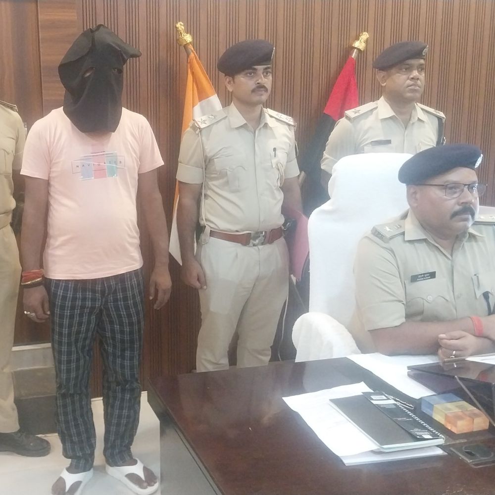 अनंत पूजा मेला में कुख्यात अपराधी दबोचा:अररिया में रॉबिन यादव के पास से लोडेड पिस्टल, दो मैगजीन और कारतूस बरामद