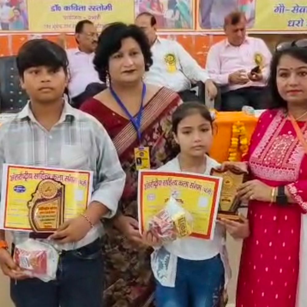 सम्भल में हिंदी प्रतिभा सम्मान समारोह:25 स्कूलों के 39 छात्र-छात्राएं और 2 शिक्षिकाएं सम्मानित
