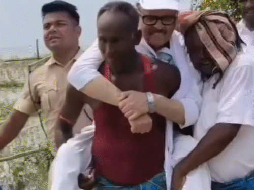 जनता के कंधे पर सांसद,बाढ़ का जायजा लेने पहुंचे थे:युवक ने पीठ पर तारिक अनवर को उठाया; टिकट के लिए आत्मदाह की धमकी