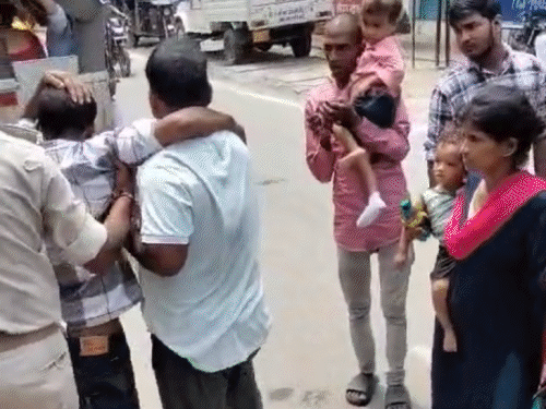 गयाजी में ऑटो ड्राइवर की पिटाई:पितृपक्ष मेले में ड्यूटी पर तैनात पुलिसकर्मी पर आरोप; डंडे से पीटा, सिर फूटा