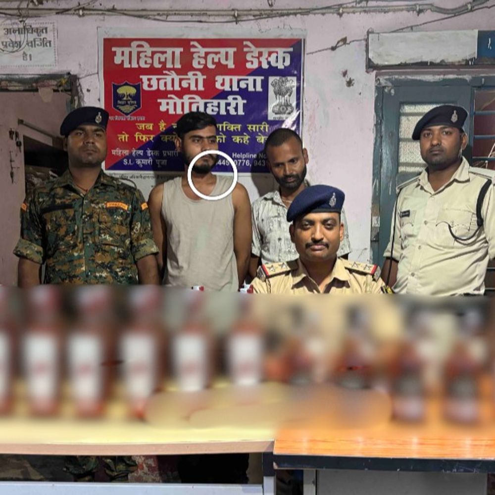 सैलून में चल रहा था शराब कारोबार, 2 तस्कर पकड़ाए:मोतिहारी में दुकान के अंदर बने गुप्त स्थान से शराब बरामद, जर्जर क्वार्टर में छापेमारी