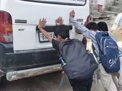 स्कूल वैन खराब होने पर बच्चों से धक्का लगवाया, वीडियो:पास में खड़ी होकर फोन चलाती रही शिक्षिका, पुछने पर कहा-ड्राइवर अंकल ने कहा था