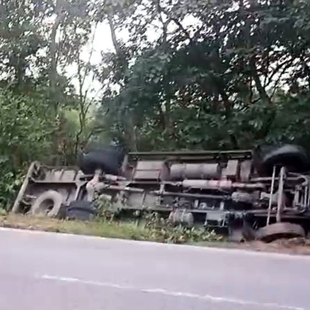 कोडरमा घाटी में लोहा लदा ट्रक पलटा:  तीखे मोड़ पर वाहन अनियंत्रित होने से हुआ हादसा, चालक ने छलांग लगाकर बचाई जान – koderma News
