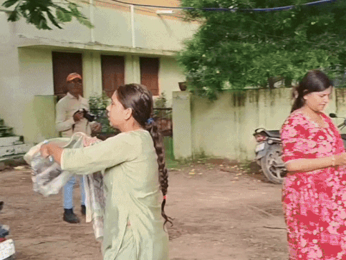 सीनियर टीचर एग्जाम-महिला कैंडिडेट्स को चुन्नी उतरवाकर एंट्री दी:कैमरे के सामने बोला नाम और रोल नंबर; परीक्षा का आज दूसरा दिन