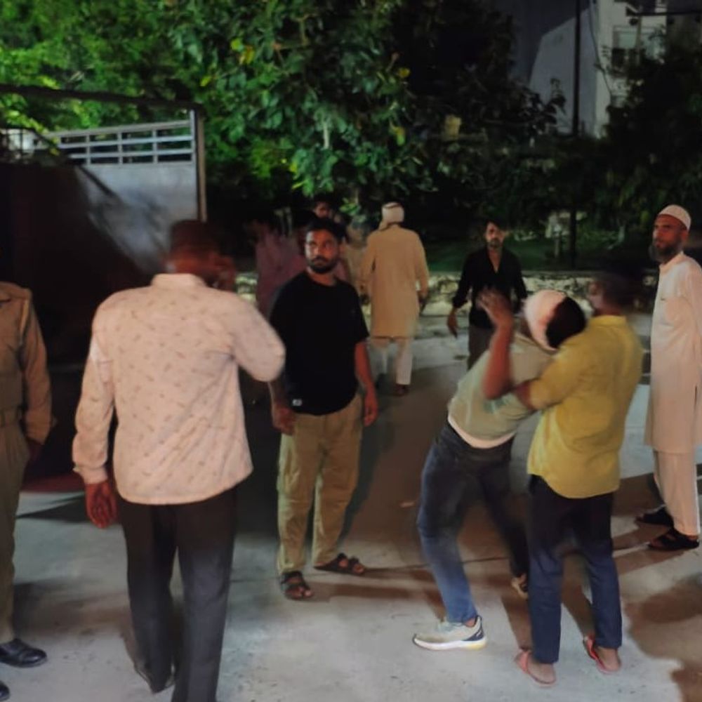 संभल में सड़क हादसे में तीन की मौत:बाइक को पीछे से ट्रक ने रौंदा, होटल से काम करके घर वापस लौट