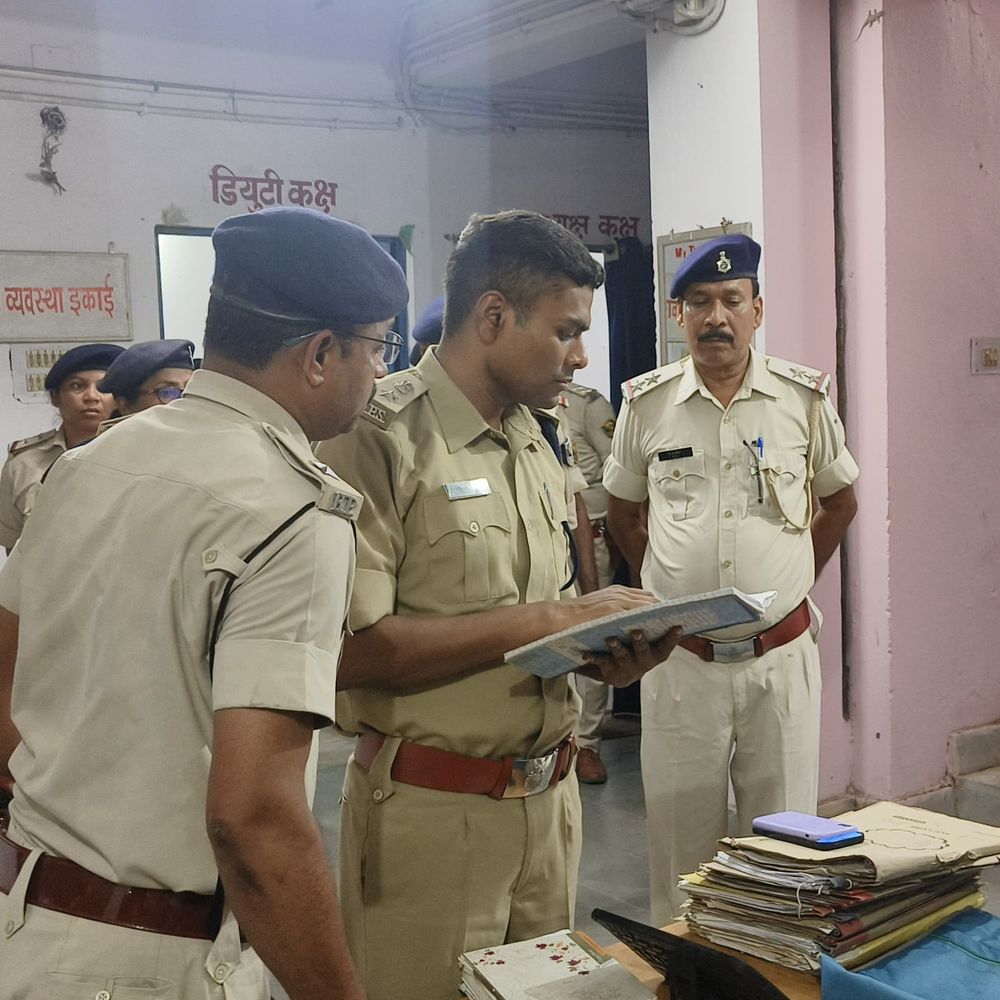 भोजपुर में मिठाई दुकान से हथियार बरामद:दो बदमाश अरेस्ट, देसी पिस्तौल की खरीद-बिक्री करते थे, दुकानदार फरार