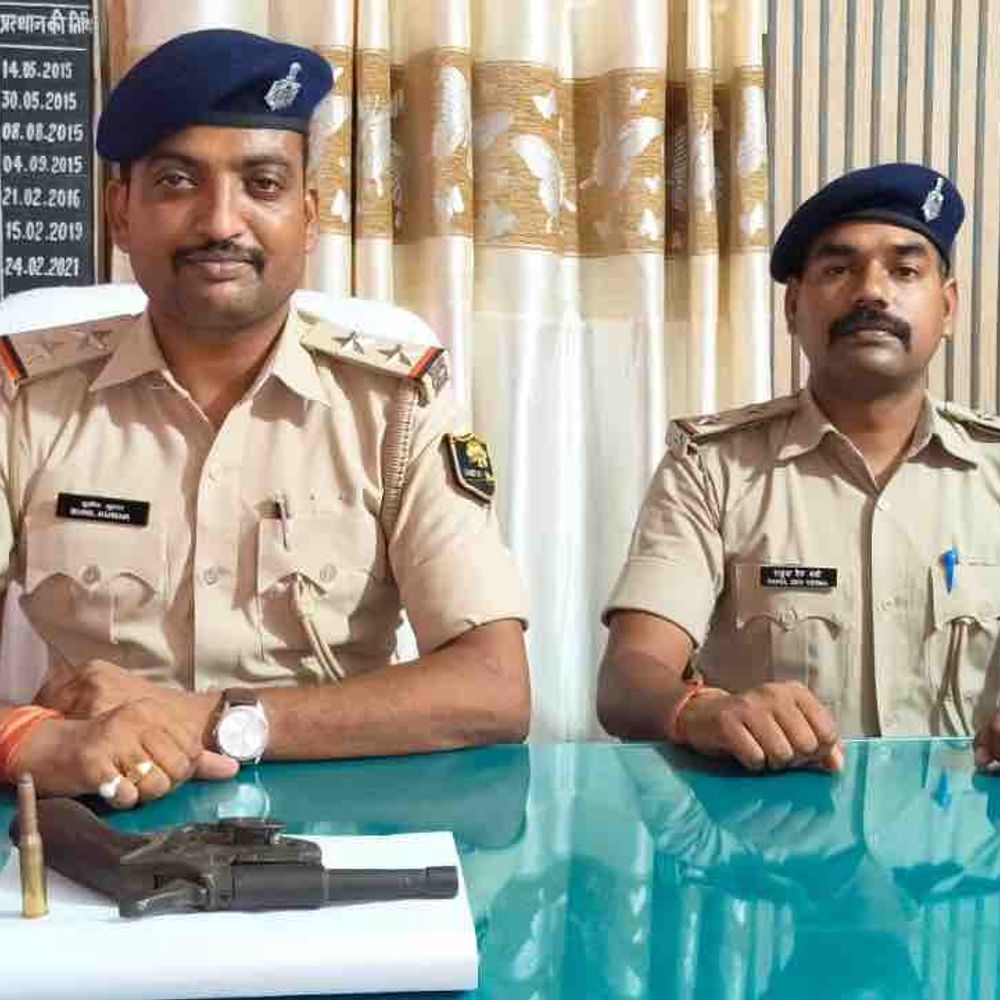 मोतिहारी में शराब तस्कर के घर छापेमारी:आरोपी फरार, देसी कट्टा और गोली बरामद