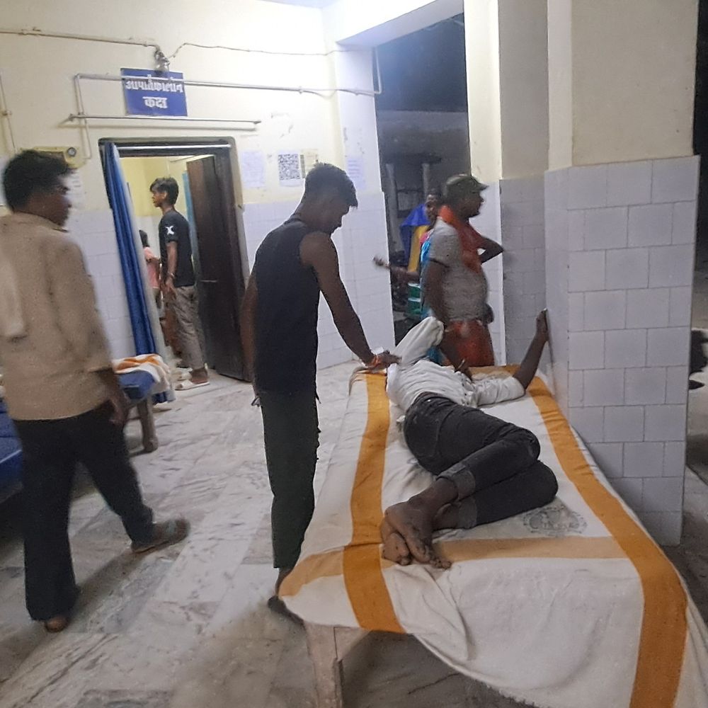 कुमारखंड में स्टेट हाइवे पर सड़क हादसा:कार की टक्कर से बाइक सवार दो युवक घायल, एक गंभीर