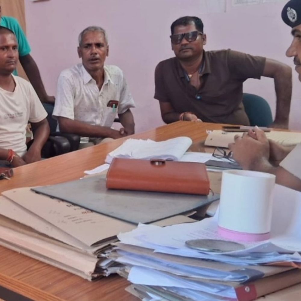 गोगरी एसडीओ ने पत्रकारों का मोबाइल छीना:फोटो-वीडियो डिलीट करवाई, कार्रवाई की मांग को लेकर डीएम से मिला पत्रकार संघ