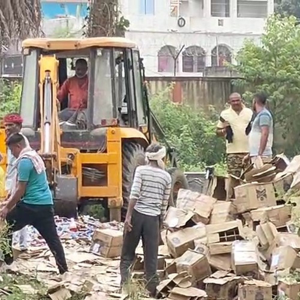 जमुई में 4761 लीटर अवैध शराब नष्ट:पुलिस लाइन में JCB से तोड़ी गईं बोतलें, उत्पाद विभाग ने की कार्रवाई