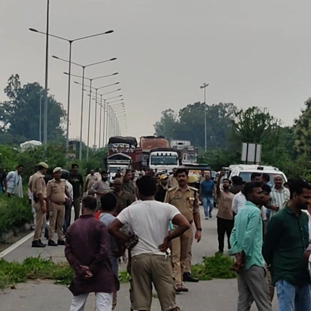 सीतापुर में ट्रक ने तीन को रौंदा, मौत:ट्रक और ट्रैक्टर ट्रॉली की टक्कर हुई, उछल कर सड़क पर गिरे