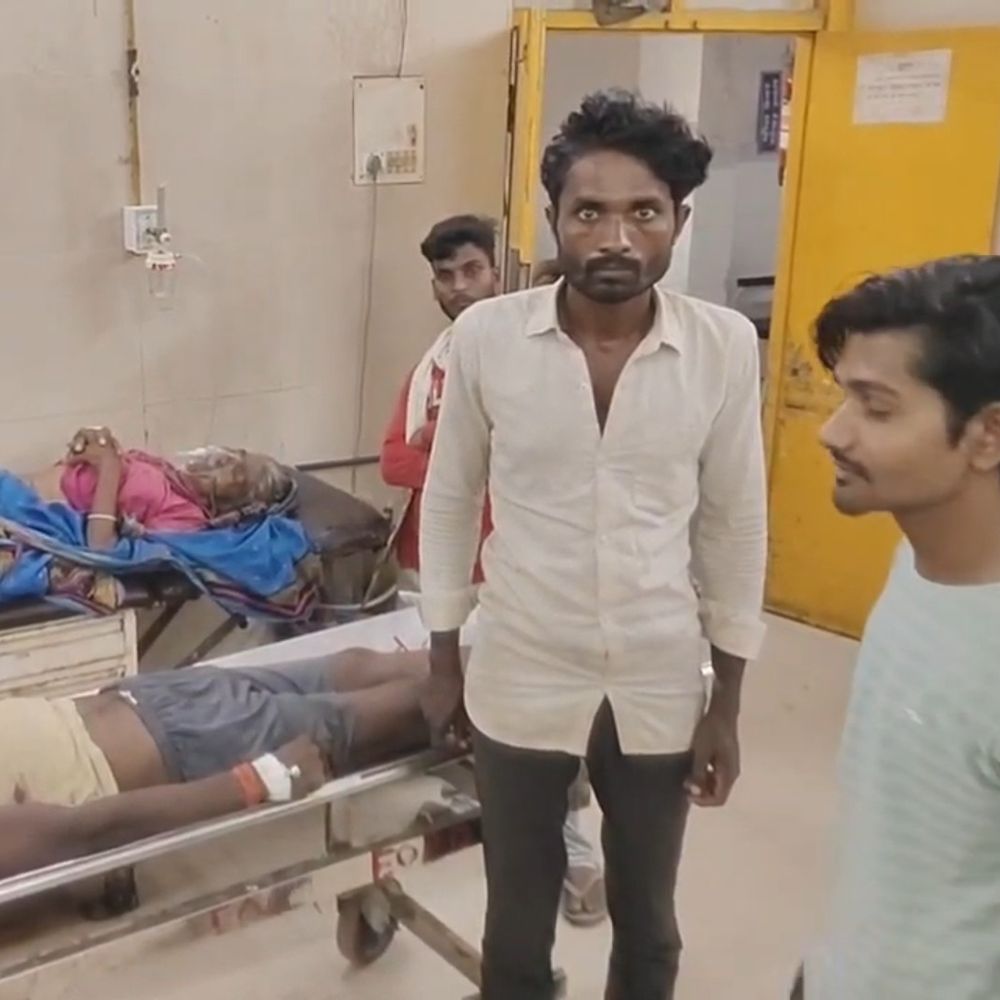बहराइच में पिकअप पेड़ से टकराकर पलटी:मजदूर की मौत, दो साथी घायल, घर लौटते समय हादसा
