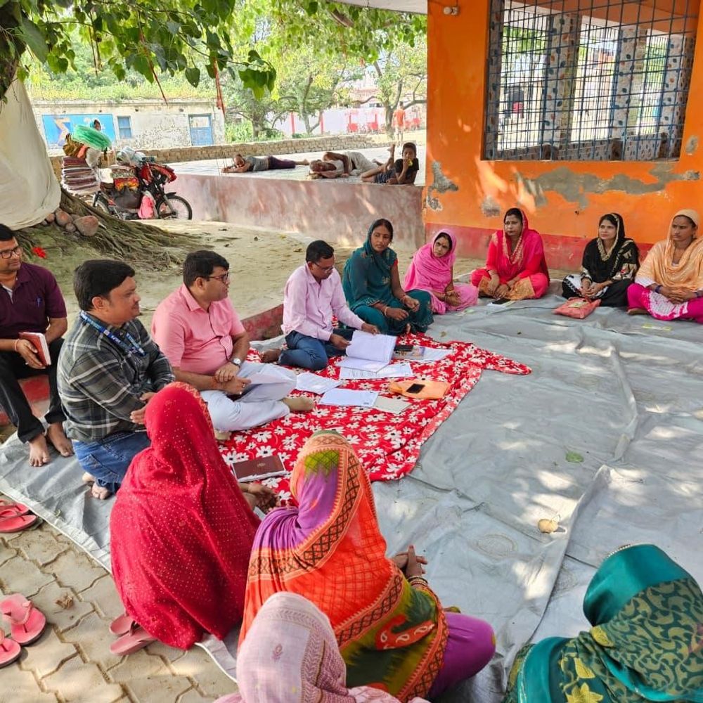 मुख्यमंत्री महिला रोजगार योजना का जबरदस्त असर:बेतिया में बारिश के बावजूद 2700 ग्राम संगठनों में महिलाओं ने फॉर्म भरे