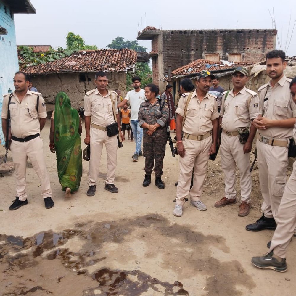 अरवल में अवैध शराब पर बड़ी कार्रवाई:21.5 लीटर शराब, 8300 किलो जावा महुआ जब्त; 3 गिरफ्तार