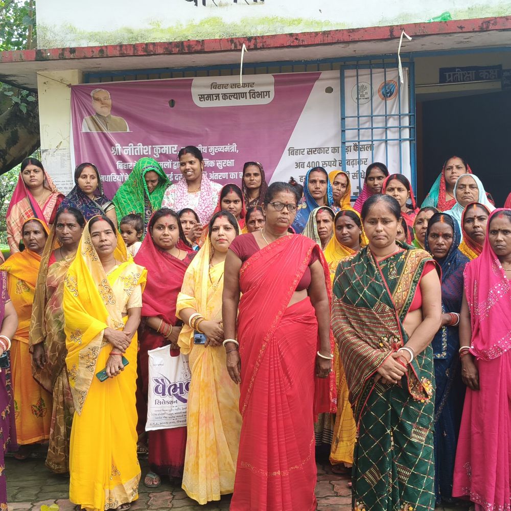 भागलपुर में जीविका दीदियों का हंगामा:सीएम पुष्पा को हटाने का विरोध, सीसी कुंदन कुमार पर मनमानी का आरोप