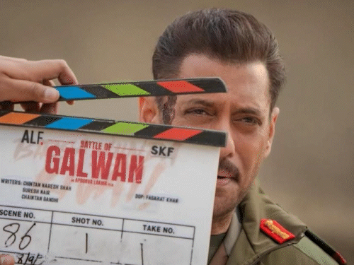'बैटल ऑफ गलवान' से सलमान खान का फर्स्ट लुक रिवील:बदन पर सेना की वर्दी, टपकता खून और आंखों में दिखा देश के लिए जुनून