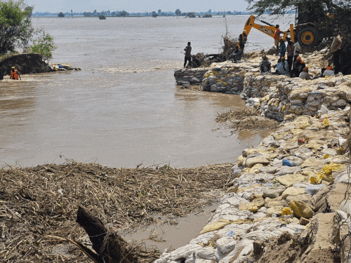 13 जिलों में बारिश, 2 हजार से ज्यादा गांव डूबे:जल्द जारी होगा बर्बाद हुईं फसलों का आंकड़ा; सेना ने 2 बांधों को टूटने से बचाया