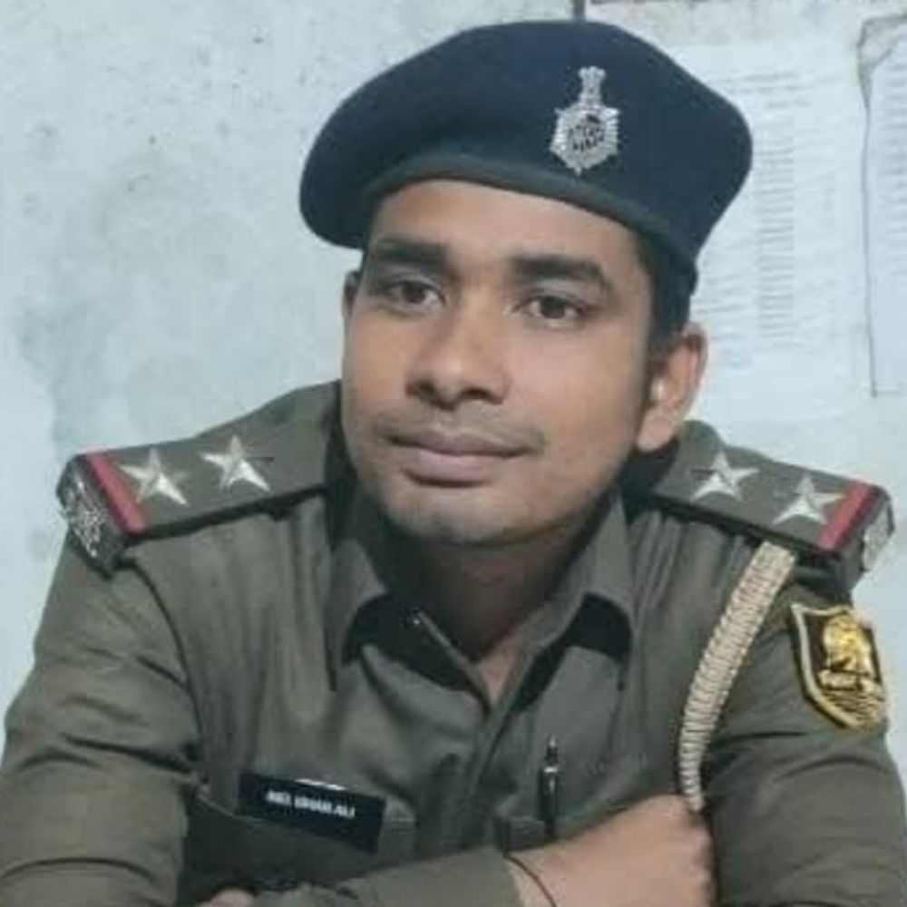 वाहन चेकिंग के दौरान 20 लाख कैश मिले:17.50 लाख की हेराफेरी के आरोप में दारोगा सस्पेंड, थाना में 2.50 लाख का रिकॉर्ड बनवाकर व्यक्ति को छोड़ा