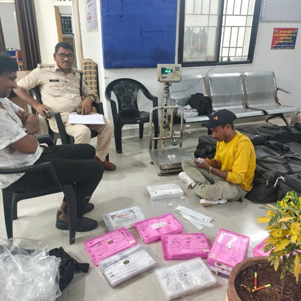 कवर्धा में पुलिस ने पकड़ी सवा 2 करोड़ की चांदी:  दुर्ग के सराफा कारोबारी से 190 किलो माल बरामद, दस्तावेज नहीं दिखाने पर कार्रवाई – kabirdham News