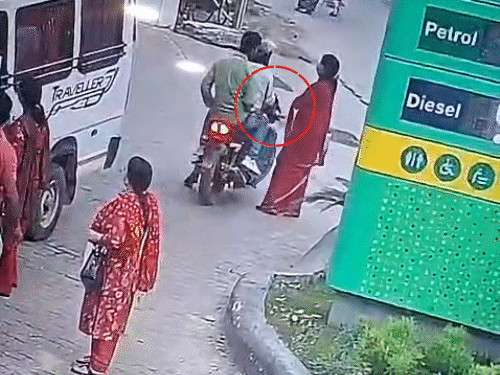 मुजफ्फरपुर में महिला के गले से चेन झपट भागे बदमाश:पहले पीड़िता के आसपास लगाई थी चक्कर, वारदात सीसीटीवी में रिकॉर्ड