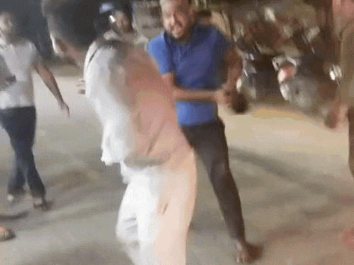 पैसे मांगने पर मजदूर को पिता-पुत्र ने पीटा:आगरा के ईदगाह की घटना, वीडियो सोशल मीडिया पर वायरल