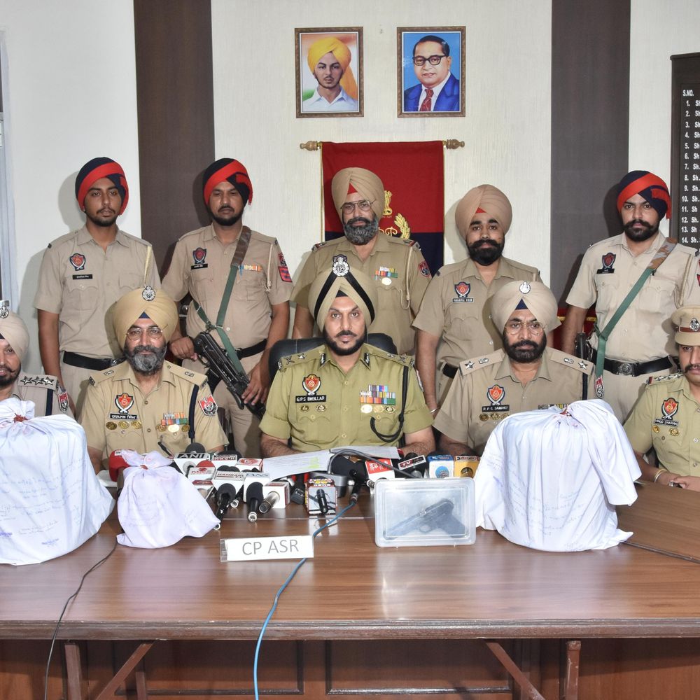अमृतसर पुलिस ने 20 किलो हेरोइन सहित 9 तस्कर पकड़े:  पाकिस्तान से कनेक्शन सामने आया, पिस्टल और मैगजीन भी जब्त – Amritsar News