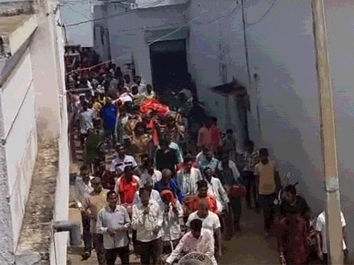 छत्तीसगढ़ी-कलाकार के अंतिम संस्कार में शामिल हुए यमराज और चंद्रगुप्त:बालोद में नाट्य मंडली ने गाते बजाते निकली शव यात्रा, महिलाएं भी हुईं शामिल