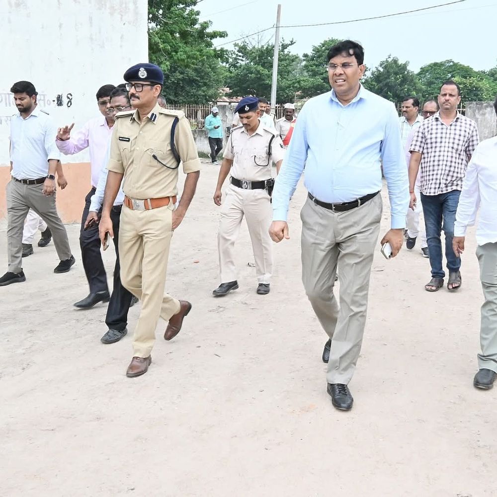 बिहार विधानसभा चुनाव 2025 की तैयारी जांची:बक्सर में DM- SP ने मतगणना केंद्र का निरीक्षण किया, जिलाधिकारी बोले- निर्वाचन कार्यों में किसी भी स्तर पर लापरवाही स्वीकार नहीं