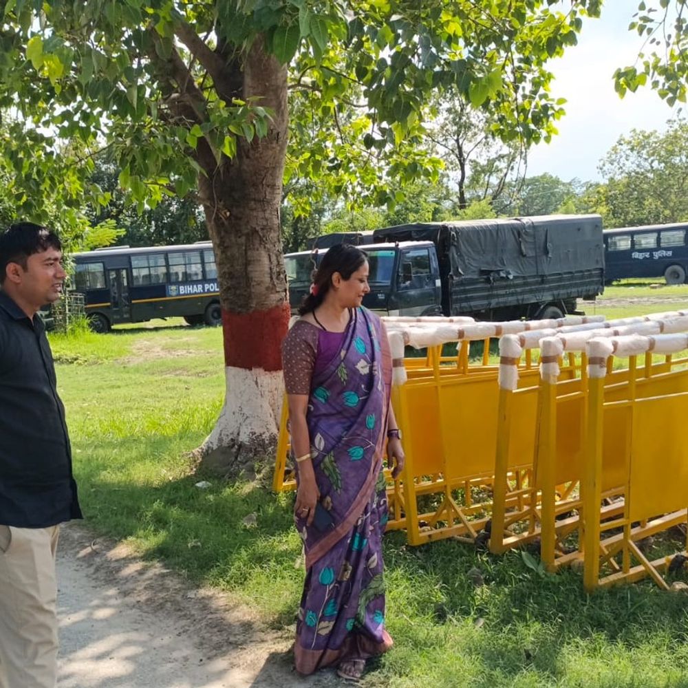 नगर निगम ने पुलिस को दिए 50 ट्रैफिक डिवाइडर:बेतिया में ट्रैफिक व्यवस्था को सुधारने की पहल, अवैध पार्किंग पर लगेगी रोक