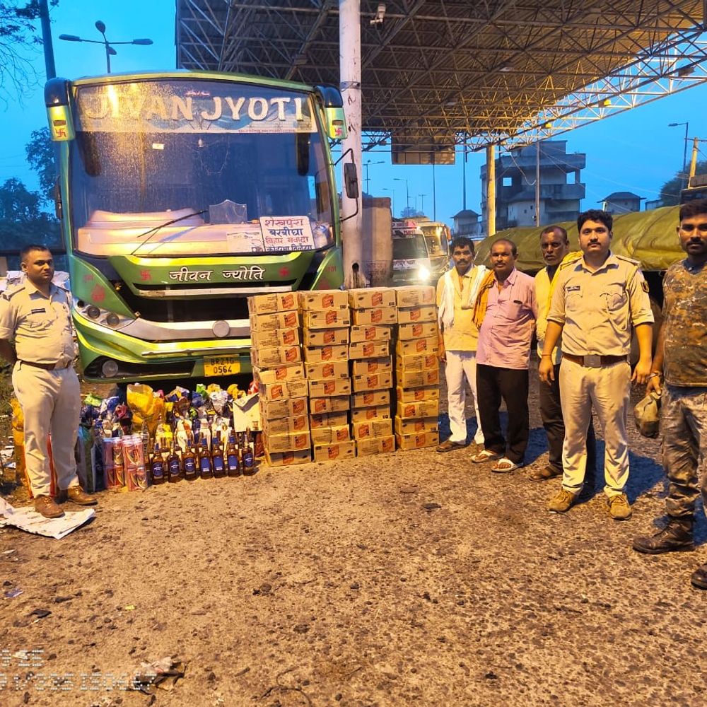 नवादा में बस की छत से शराब बरामद:471 लीटर विदेशी दारू और 60 लीटर बीयर जब्त, चालक समेत तीन गिरफ्तार