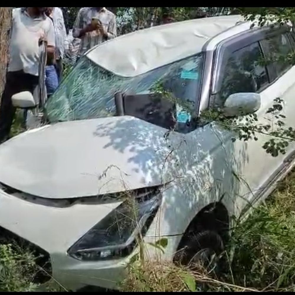 दिल्ली से हरिद्वार जा रही कार पेड़ से टकराई:टायर फटने से हुआ हादसा, महिलाओं और बच्चों समेत 5 घायल