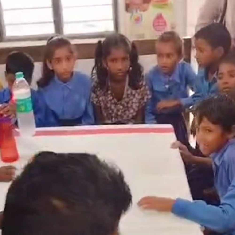 मिड-डे-मील में गिरी छिपकली, 20 बच्चे बीमार:उल्टी-दस्त होने लगी थी, परिजन बोले- स्कूल में खाना खाने से तबीयत बिगड़ी