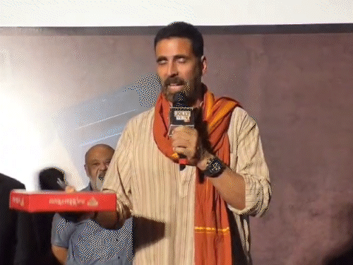 कानपुर में अक्षय फैंस से बोले- गुटखा मत खाया करो:ठग्गू के लड्‌डू बांटे, गमछा डालकर अरशद वारसी के साथ पहुंचे