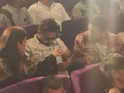 कानपुर में अक्षय को देखने वकील बनकर पहुंचे फैंस:अरशद वारसी और सौरभ शुक्ला भी साथ; एक्टर ने खुद लड्‌डू बांटे