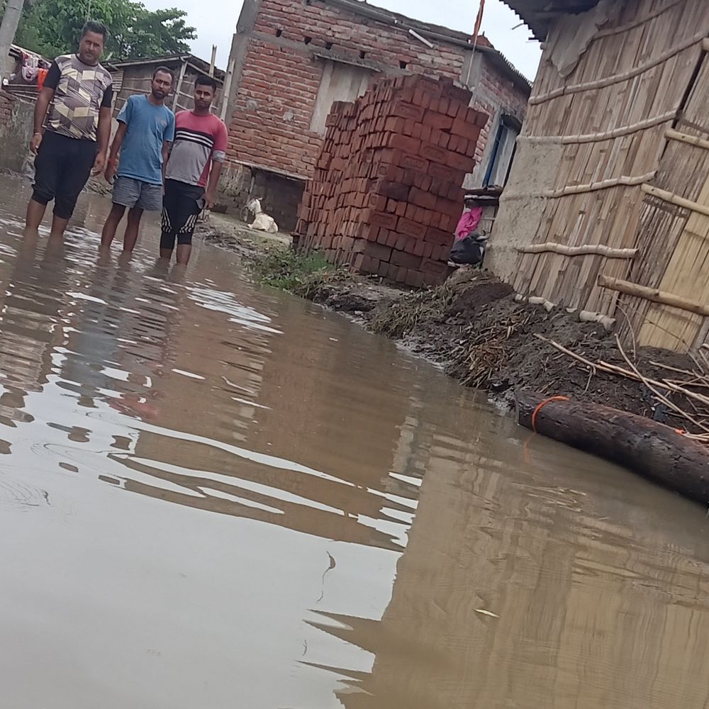 शिवहर में बारिश से सड़क पर जलजमाव:अशोगी बाजार के पास 400 मीटर क्षेत्र में 3 फीट तक पानी भरा, दो हजार लोग प्रभावित