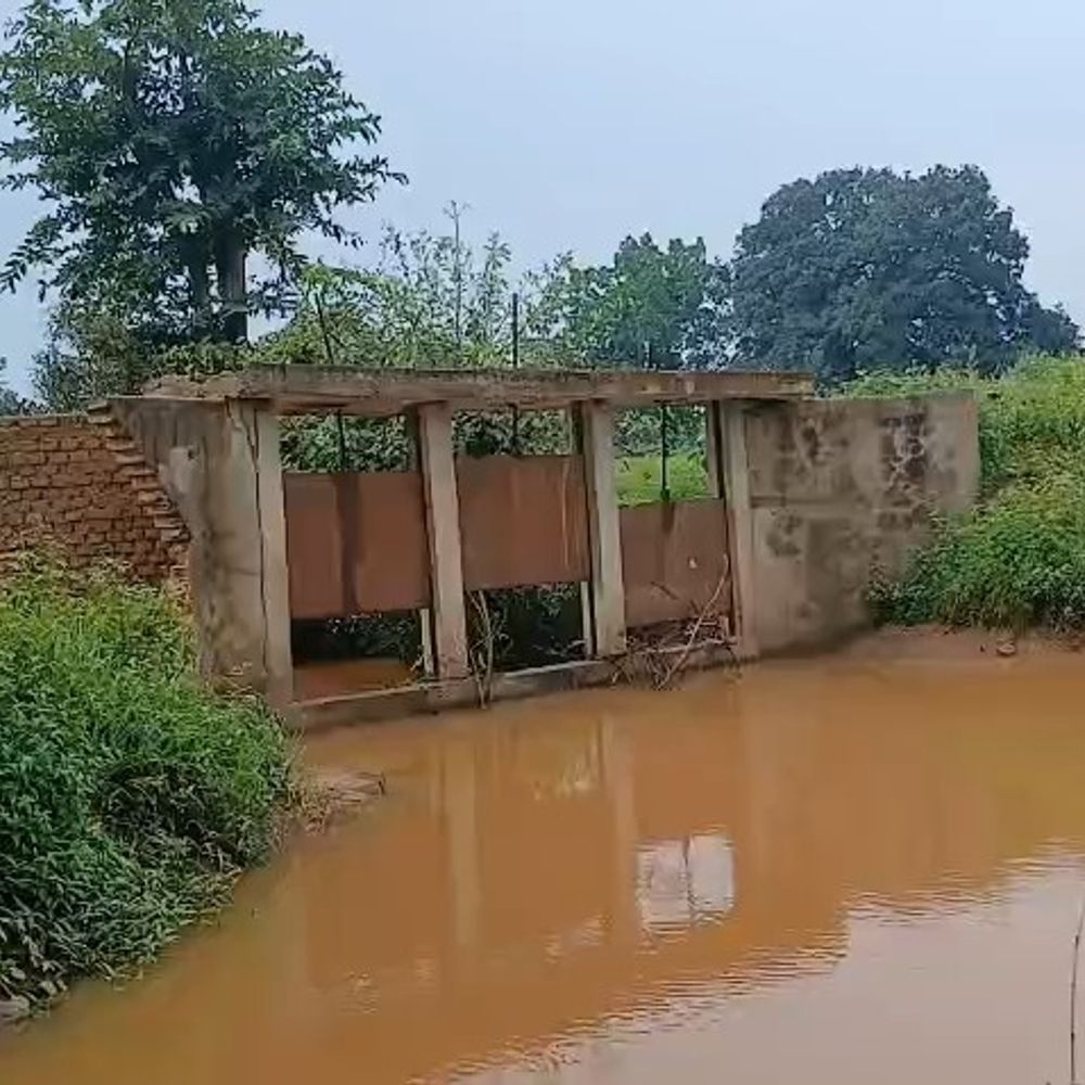 13 लाख का चेकडैम पहली बारिश में ही बहा:कैमूर में अधिकारी बोले- हमारा काम सिर्फ निर्माण, पार्षद करें पानी के दबाव का आकलन