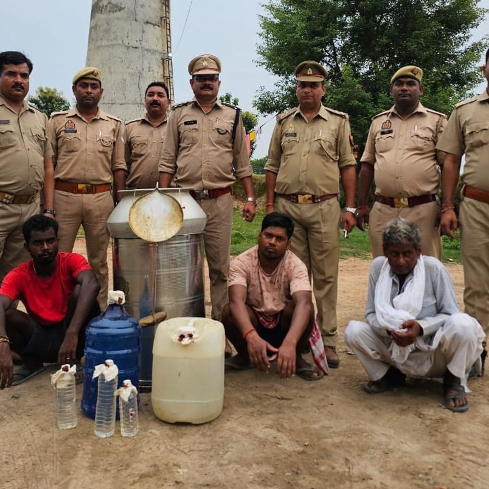 देवरिया में अवैध शराब का भंडाफोड़:दो ईंट भट्ठों से 90 लीटर कच्ची शराब और 400 किलो लहन जब्त, 5 गिरफ्तार