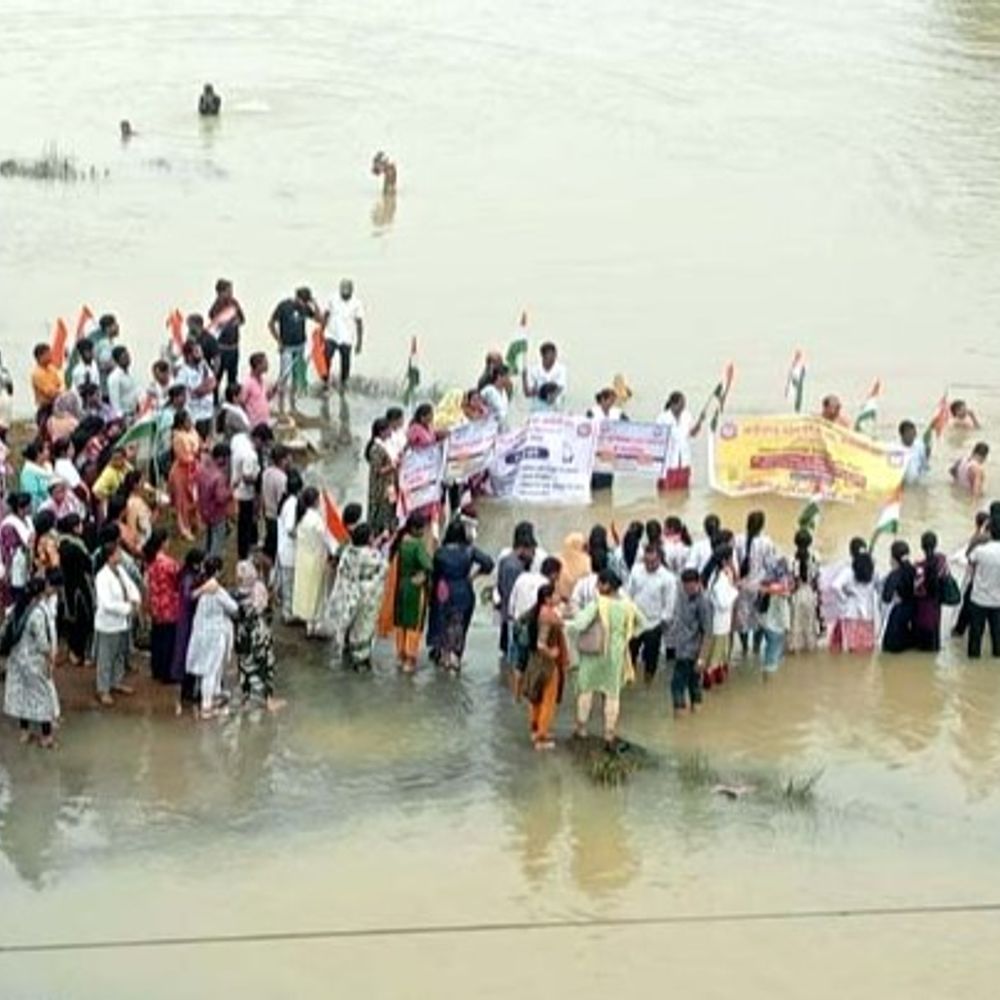 रायगढ़ में NHM कर्मचारियों ने किया जल सत्याग्रह:केलो नदी के पानी में ढाई घंटे खड़े रहे, अपनी मांगो को लेकर लगाए नारे